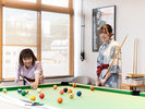 本格的なビリヤード台で仲間や家族と囲んで楽しもう!ビリヤード 30分550円(税込)