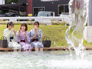【温泉門広場・足湯】湯畑で購入したデザートを食べながら足湯を楽しもう! ※ホテルから徒歩約14分