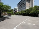ホテル建物に併設の平面駐車場完備。普通車は1泊1台につき880円(税込)別途いただきます。