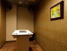 1階 喫煙室は24時間ご利用可能です。館内は全面禁煙でございます。