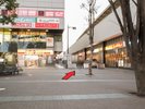 デイリーヤマザキとキュービックプラザの間の道を真っ直ぐ進みます。