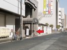 左側にサブエントランスがあります。こちらから入ると突き当たりがフロントでございます。