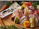 日によって関アジ・関サバのほか、旬の恵みをふんだんに取り入れた会席料理をご用意します。
