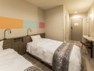 【ツイン/Twin Room】白を基調とした清潔感漂う洗練された空間でお寛ぎください。