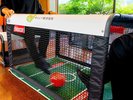 座ってプレイするから、年齢や経験を問わず気軽に楽しめます。