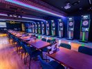 ダーツを楽しむメインフロア(SHINAGAWA PIVOT イーストタワーB1F)
