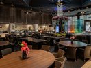 光のワインタワー 巨大なワインタワーをハプナカラーで包む LUXE DINING HAPUNA(メインタワー1F)