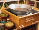 【ぬちぐすい王朝ビュッフェ】沖縄の伝統の巨大鍋「シンメイ鍋」縁起の良い席やおもてなしの席で使用する。