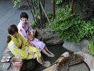 【足湯】玄関前にある足湯は、源泉かけ流し。お出かけの前に、後に、ぜひお楽しみください。
