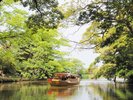 船でのんびり揺られながら巡る「堀川遊覧船」。船頭さんのガイドもお楽しみください♪