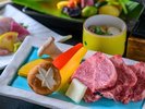 ボリュームたっぷりのステーキは人気のメニューです。