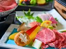 ステーキとすき焼きをダブルで楽しめる贅沢なご夕食。