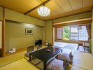 【開花亭/スタンダード和室】お部屋から日本庭園を望む、人気の客室です。