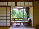 【松月亭/旧館和室】窓からは庭園の景色をお愉しみいただけます。