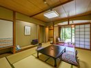 【開花亭/庭園付き客室】湯冷ましに縁側へ出て夕風に吹かれるのもまた一興。