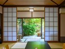 【花仙亭/露天風呂付客室】庭園を望む純和風の客室。