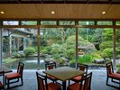 【ロビーラウンジ】窓いっぱいに広がる庭園を眺めながら、寛ぎの時間を。