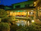 【ロビーラウンジ/夜】夜にはライトアップされた庭園をご覧いただけます。