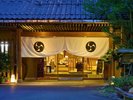 【外観/夜】優しい光でお客様をお迎えするエントランス