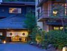 【外観/夜】夜はエントランスもライトアップされ、お客様をお出迎えいたします。