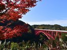 【奥出雲おろちループ:秋】朱色の橋と真っ赤に染まった紅葉が美しい、島根でも有名な紅葉スポット。