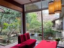 【ロビーラウンジ】落ち着いた空間でお庭を眺めながらお過ごしください。