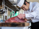 「仕入れた魚はその日のうちに」が、当館のこだわり。毎朝市場で吟味する、新鮮な海の幸です。