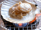 自家養殖の【大船渡温泉のほたて】。網焼きは、ちょっぴり醤油を垂らせば、幸せな香りが広がります。