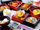 小学生様のご夕食の一例『お重ランチ』です。他に大海御膳と活きいか御膳の3種類からお選びいただけます