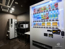 【自動販売機コーナー】自動販売機の他に電子レンジと製氷機の他にカトラリーもご用意しております。