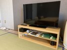 和室:テレビ (下のテレビ台に歯ブラシなどのアメニティが置いてあります)