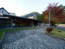 【天一美術館】谷川の岸壁にたたずむ風光明媚な美術館。岸田劉生の麗子像が有名。