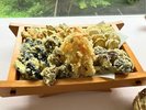 【天ぷら食べ放題】揚げたてサクサクの天ぷら!お好みでお塩や天つゆを付けて是非お召し上がりください♪