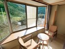 窓辺の椅子で癒しのひととき
