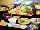 お食事はガラス張りの食堂で。四季の移り変わりを楽しみください。