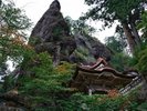 秋になると境内が美しい紅葉で彩られる榛名神社。見頃は例年10月下旬から11月上旬