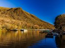 大沼(おおぬま)の湖畔に建つ朱色の社殿と、周囲の木々が織りなす紅葉は絶景です【赤城神社】