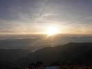 夕日と眼下に見下ろす街並み