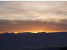 金色に輝く北アルプスに落ちる夕日