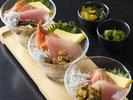 ミニ海鮮丼 マグロ漬け、サーモン、きざみ穴子、釜揚げしらすなど、彩り豊かな海の幸をご用意しています