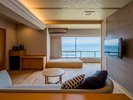 【半露天風呂付き洋室 〜汀乃音〜】窓際で海を眺めながらほっと一息。まどろみスペース付きリビング