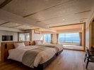 【露天風呂付きプレミアム和洋室 〜汐乃音〜】一番広い94uの和洋室。5名様までお泊まりいただけます。