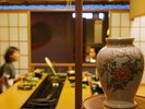 【個室風お食事処】お食事は食卓の中央に温泉が湧き出る温泉卓にてご用意しております(画像は一例)。
