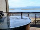 【3階・露天風呂付き客室】陶器露天風呂 一例。錦江湾と大隅半島を眺めることができます。