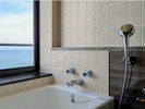 海側和室10帖・12.5帖の内湯(沸かし湯)です。海を眺めながらご入浴いただけます。