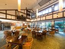 【ロビー】 ※庭園を臨む、広々とした吹き抜けの館内。