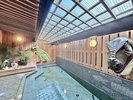 【恐竜風呂】非日常空間で味わう、くつろぎの湯。