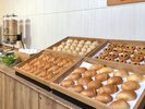 焼きたてパンが食べ放題のビュッフェスタイル朝食
