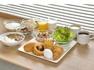 お米にパンとボリュームたっぷりの朝食!