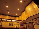 【本館】フロント前|天井の高いロビーは開放感があります。